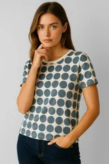 Remera de manga corta color celeste con estampado de flores en tonos grises y violetas, cuello redondo y corte clásico.
