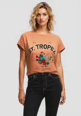 Remera color durazno de algodón con estampado de texto e ilustración de frutillas.