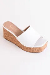 Sandalia negra de cuero con plataforma de corcho, taco de 6.5 cm y plantilla cuadrada.