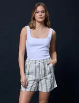 Short de lino estampado a rayas verticales grises, con pretina elastizada y cordón de ajuste.
