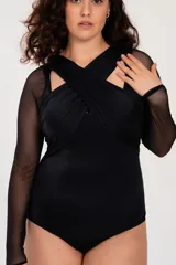 Body negro de lycra con escote cruzado y mangas largas de microtul.