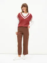 Pantalón de vestir marrón con bolsillos cargo laterales, corte recto y tiro medio.
