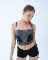 Top tipo corset de color gris con textura y paneles laterales negros.