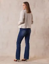 Jean bootcut de tiro alto, marca Harmony & Havoc. Modelo de denim azul con terminación de pierna acampanada, pretina con pasadores, botón y cierre. Delantera con bolsillos inclinados, trasera con bolsillos aplicados.