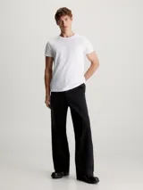 Remera blanca de corte slim, cuello redondo y manga corta.