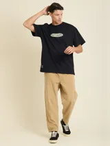 Pantalón de pana color caqui, de corte recto y tiro medio, con cintura elástica y bolsillos laterales.