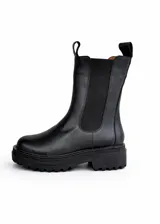 Botas Chelsea de caña media color negro, con elásticos laterales y suela track. Fabricadas en cuero vegano.