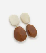 Aros colgantes medianos con efecto marmol en tonos beige y marrón. Cierre con tornillo y baño en oro ligero.
