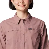 Camisa manga larga color rosa con protección solar Omni-Shade™ de amplio espectro UPF 50 y secado rápido Omni-Wick™. Cuenta con ventilación, mangas enrollables con lengüetas y bolsillos en el pecho.