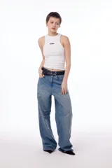 Pantalón de jean oversized de tiro bajo, color azul lavado, con grabado láser de la palabra "Blkmba" en el frente y "Worldwide" en la parte trasera.