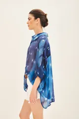 Camisa de seda estampada con diseño batik en tonos azules y blancos, corte amplio y mangas al codo.