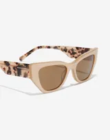 Gafas de sol Hawkers modelo Manhattan, con montura color beige y patillas con estampado animal print.