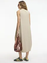 Vestido midi negro de silueta balloon con bolsillos laterales y mezcla de texturas en laterales y frente.