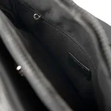 Bandolera negra de poliéster con correa regulable, cierre con cremallera y botón imantado. Tiene tres compartimentos, un bolsillo interno con cierre, un bolsillo interno abierto y un bolsillo externo con cierre.