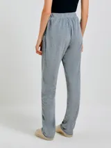 Pantalón de jogging gris con cintura elástica ajustable con cordón.