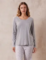 Remera de pijama gris de algodón, con escote redondo, bolsillo en el pecho y mangas largas.