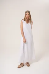 Vestido largo blanco de lino, con escote en V y bordado en el ruedo.