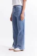 Pantalón de jean azul oscuro, de tiro alto y corte wide leg.