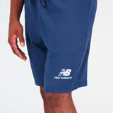 Pantalón corto azul de terry francés con logo apilado, diseñado para comodidad y estilo.