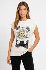 Remera blanca de algodón con mangas cortas, cuello redondo y estampado con imágenes de cartas de tarot y texto en negro.