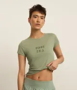 Remera deportiva color verde con cuello redondo y mangas cortas. Estampa con la leyenda "PACE ERA" en el frente.