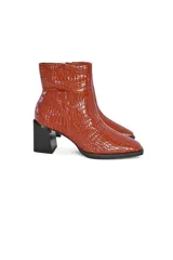Botines de cuero color caramelo con textura croco, caña media, cierre lateral y tacón bloque negro de 7 cm.