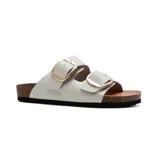 Sandalias negras tipo Birkenstock con hebillas doradas y suela de corcho.