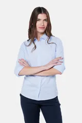 Camisa entallada de manga larga con rayas celestes y blancas, textura suave y spandex para un mejor calce.