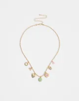 Collar corto dorado con cadena de bolitas y dijes colgantes: aro calado, arcoíris, corazón dorado, moneda verde con strass, moneda dorada con corazón rosa, candado con la inscripción "True Love" y corazón rosa.