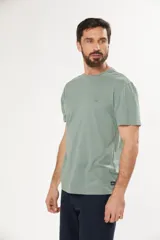 Remera color beige de manga corta con cuello redondo y logo bordado en el pecho.