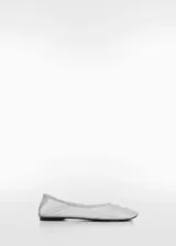 Zapato tipo ballerina color gris claro, de malla semitransparente con terminación elástica.