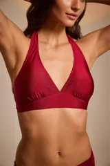 Conjunto de bikini con estampado animal print, compuesto por un corpiño triangular con tiras finas y una bombacha tipo short.