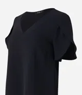 Blusa color beige con escote en pico y mangas cortas tulipán. Confeccionada en tejido de poliéster con efecto airflow (textura arrugada).