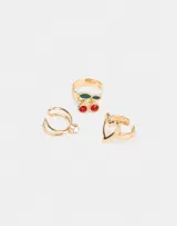 Set de tres earcuffs dorados: uno con strass, otro con forma de corazón y el tercero con dije de cereza esmaltada.