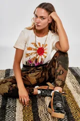 Pantalón babucha con estampado de piel de serpiente en tonos marrones y negros, con cintura alta elástica en color negro.