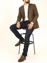 Saco sport color beige de gamuza ecológica, con dos botones frontales y forro interno completo.