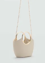 Bolso negro con efecto piel, forro interior, asa de mano, doble asa corta, asa larga extraíble, detalle metálico y cierre de imán interior.