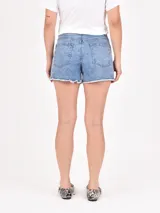 Short de jean celeste con efecto lavado, tiro alto y terminación desflecada.