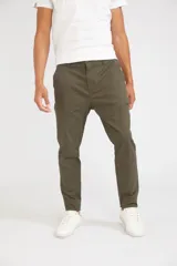 Pantalón cargo verde oliva de corte slim, con cierre de botón y cremallera, bolsillos laterales tipo cargo con cierre y sin puños.