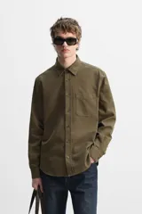 Camisa color crudo de algodón con acabado cepillado, corte relaxed fit, cuello solapa, manga larga con puño abotonado, bolsillo de parche en el pecho, efecto lavado y cierre frontal abotonado.