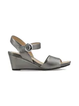 Sandalia de cuero color beige, con taco corrido de altura intermedia, suela antideslizante y hebilla metálica dorada.