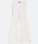 Pantalón largo de sarga color blanco, de corte flare con cintura fija, bolsillos delanteros y traseros, cierre con botón y presillas para cinturón.