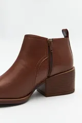 Botín negro de cuero sintético con punta fina y taco ancho de 6cm.