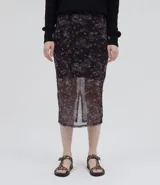 Pollera midi de poliéster con estampado floral y calaveras.