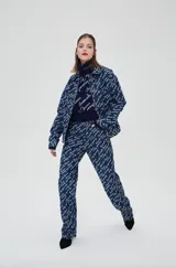 Pantalón de jean azul con estampado de letras en color blanco.