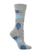 Calcetines grises con estampado de conchas marinas y cerebros en tonos de azul.