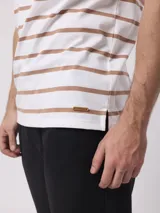 Remera de hombre blanca con rayas horizontales color marrón claro, cuello polo y mangas cortas.
