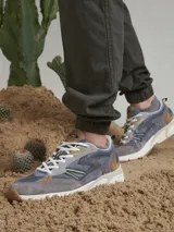 Pantalón cargo negro con bolsillos laterales con solapa, corte ajustado y tobillos elastizados.