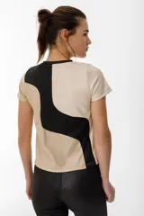 Remera de punto color beige con recortes curvos en amarillo.