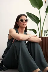 Pantalón de vestir color bordó con corte palazzo, cintura alta y lazo lateral.